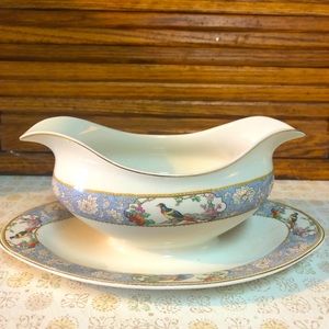 Vintage gravy boat/sauce server by Johnson Bros. “The Vigo”